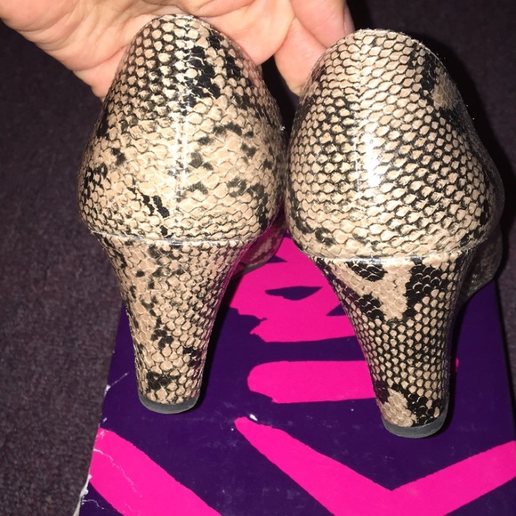 Fioni Heels - Picture 3 of 6